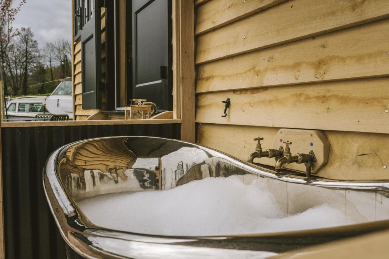 شقة Island Hut - Outdoor Bath Tub, Firepit And Water Equipment Saltford المظهر الخارجي الصورة