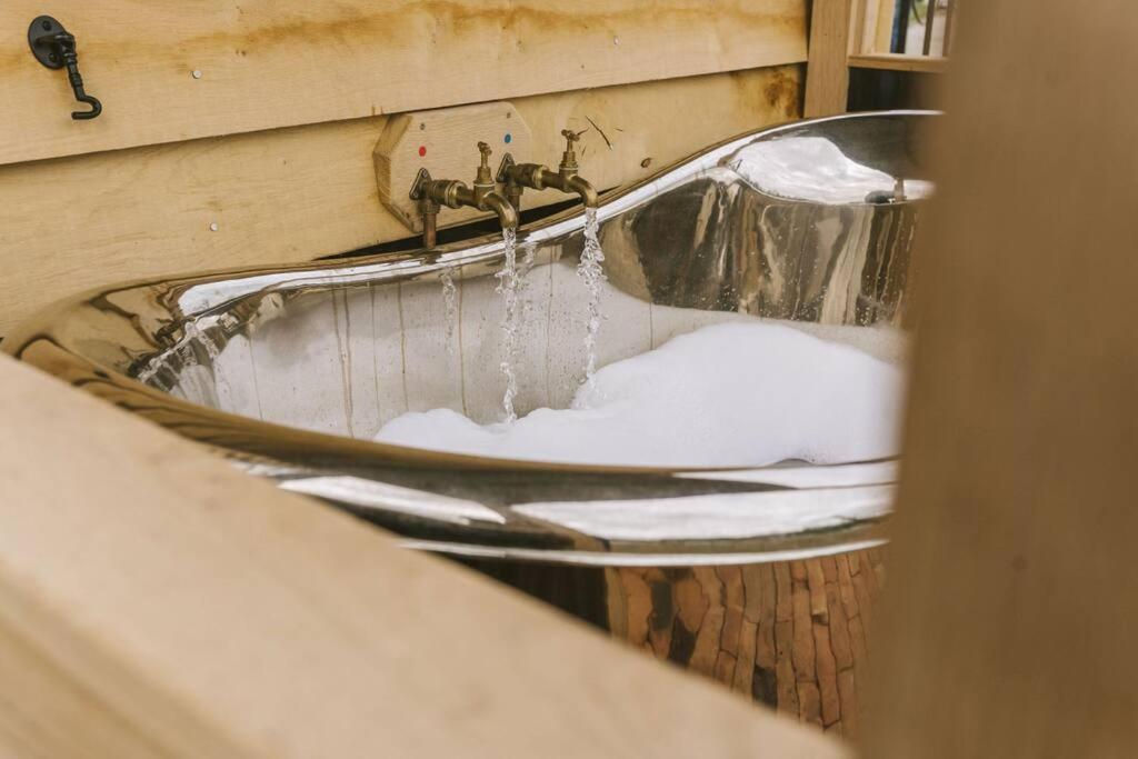 شقة Island Hut - Outdoor Bath Tub, Firepit And Water Equipment Saltford المظهر الخارجي الصورة